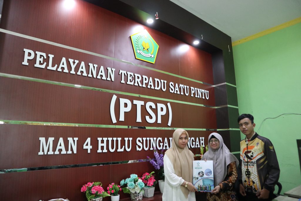 Koordinator P3MB UIN Antasari Hj. Nahed Nuwairah, S.Ag., M.H.I. saat menyerahkan brosur ke MAN 4 HST.