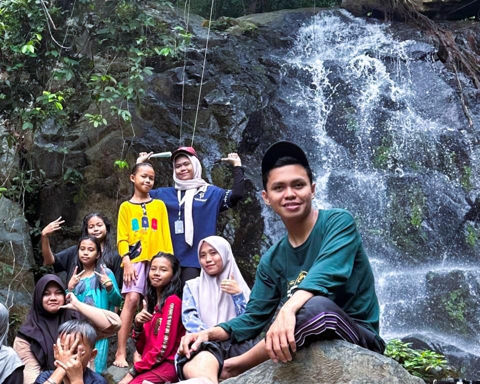 Mahasiswa KKN saat mengunjungi objek wisata air terjun Desa Harakit.