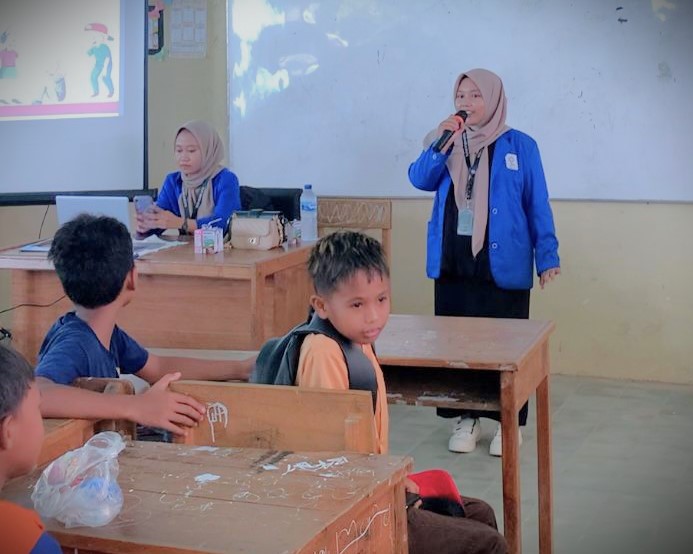 Mahasiswi KKN UIN Antasari saat menyosialisasikan Stop Perundungan di SDN Miawa.