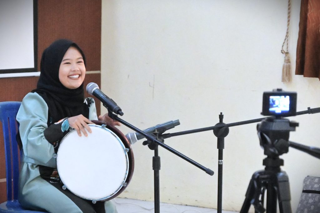 Mahasiswi UIN Antasari saat tampil membawakan kesenian budaya Banjar Madihin (Foto:Humas/Jamal Ripani)