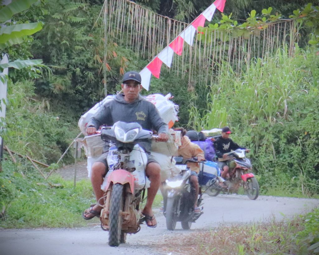 Menggunakan 3 ojek, barang para mahasiswa KKN diangkut melewati medan ekstrem (Foto:Humas/Achmad Magfur)