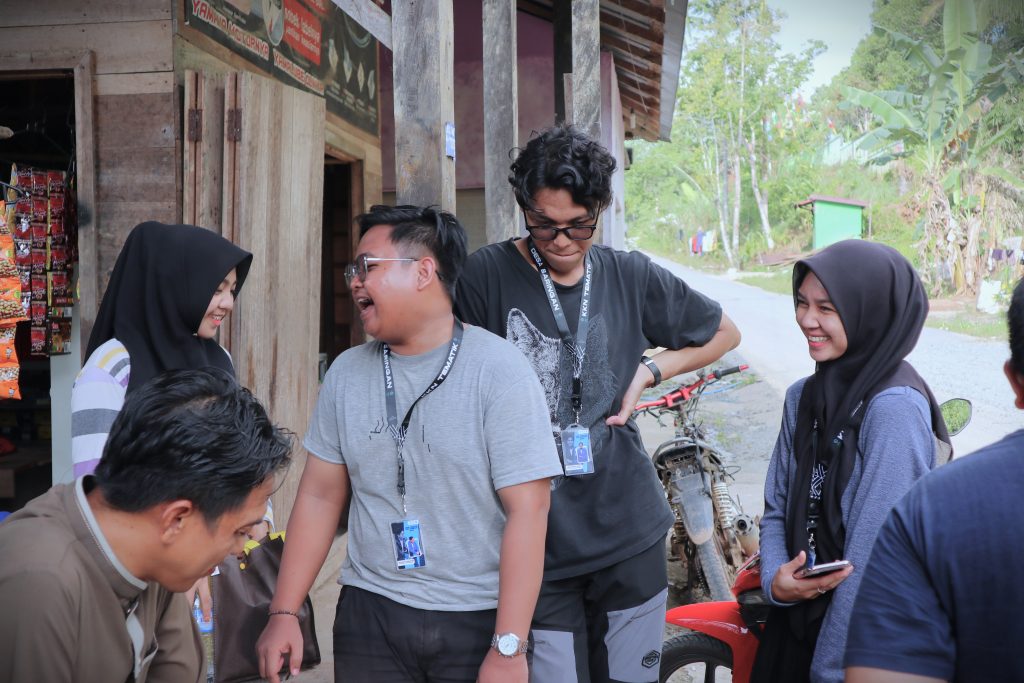 Meski sempat terkatung-katung, para mahasiswa KKN tetap ceria (Foto:Humas/Achmad Magfur)