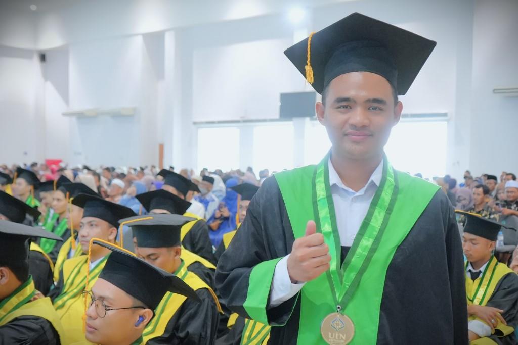 Muhammad Fakih Mukaddam, S.Pd. saat mengikuti Wisuda Sarjana ke-82 UIN Antasari (Foto:Humas)