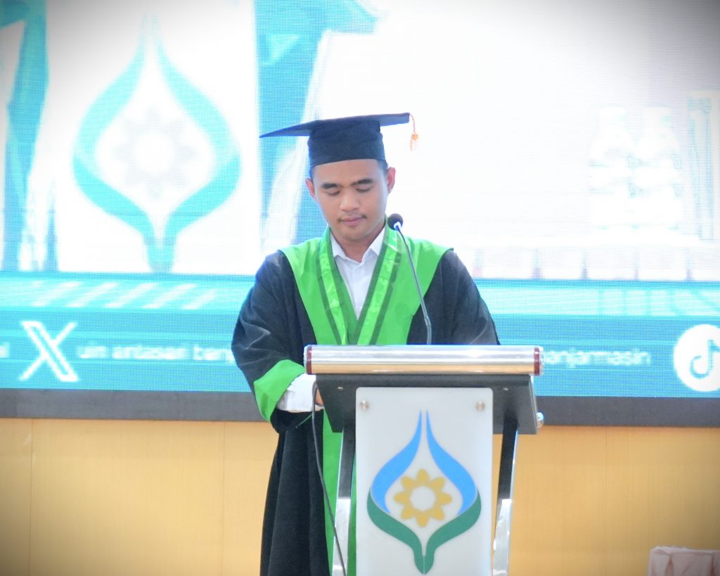 Muhammad Fakih Mukaddam, S.Pd. saat menjadi qari di Wisuda Sarjana ke-82 UIN Antasari (Foto:Humas)