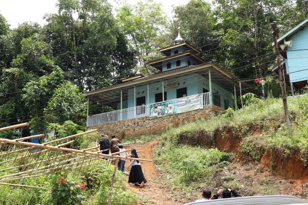 Naik ke bukit, salah satu lokasi mahasiswa KKN di Kecamatan Paramasan (Foto:Humas/Achmad Magfur)