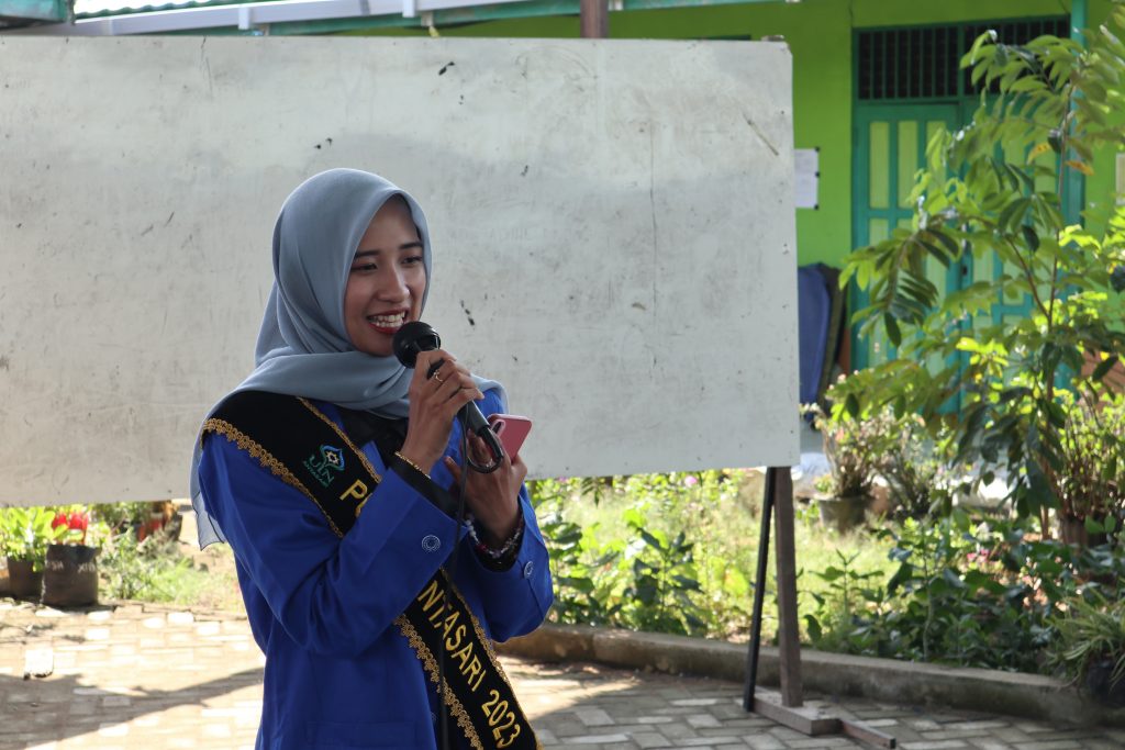 Najwa Ghina Maulida saat mengajakan para siswa untuk berkuliah ke UIN Antasari (Foto:Humas/Achmad Magfur)