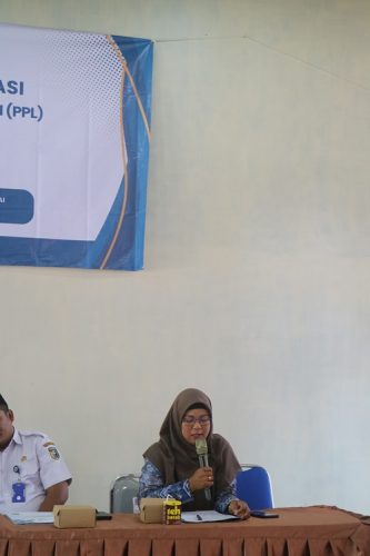 Sambutan Kepala Kantor Kemenag Kabupaten Tanah Laut yang diwakili oleh Analis Data dan Informasi Data Kependidikan Seksi PAI, Wahidah, S.Pd.I (Foto: Tim PPG/Mayang Gadih Ranti)