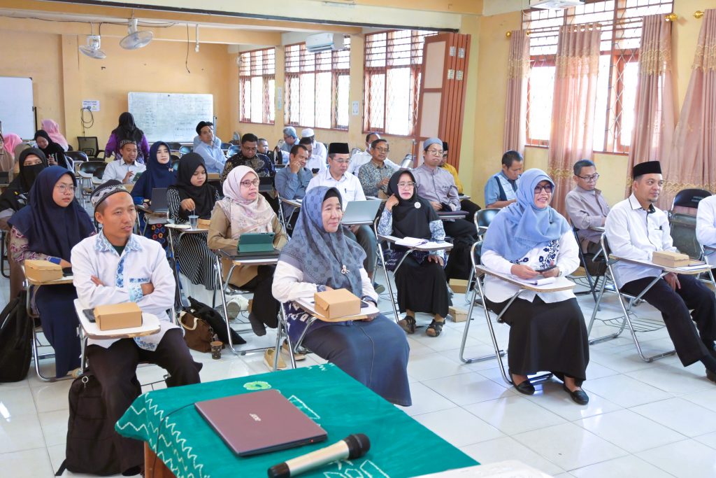 Para dosen FUH saat mengikuti lokakarya (Foto:Humas/Jamal Ripani)