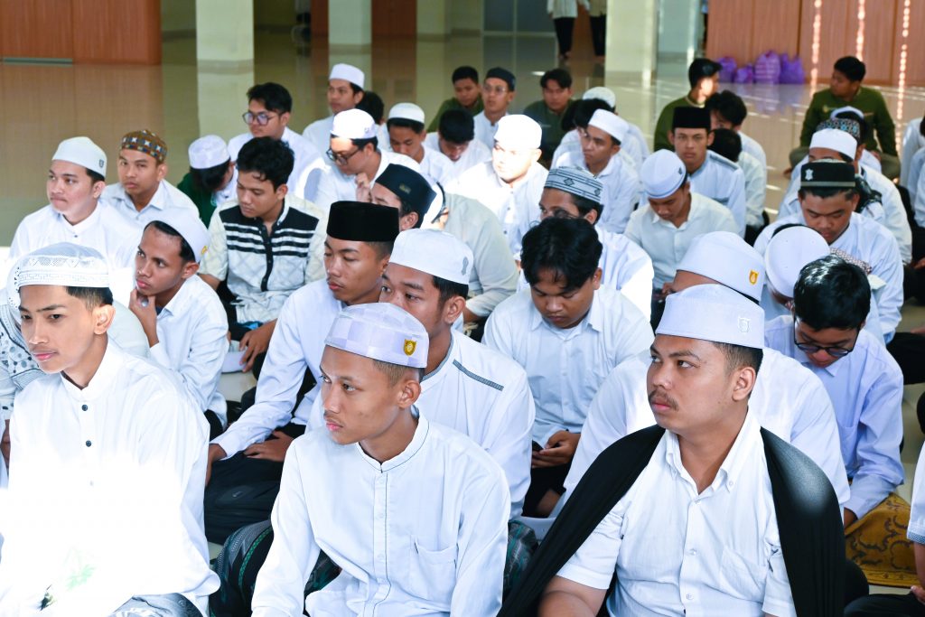 Para mahasantri saat mengikuti acara pembukaan (Foto:Humas/Achmad Magfur)