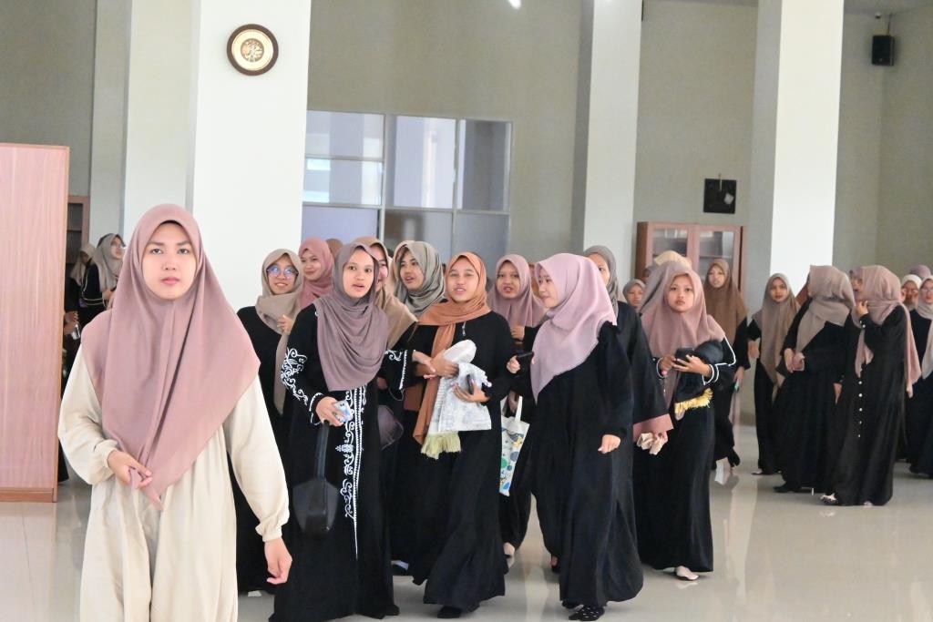 Para mahasantriwati saat berdatangan memasuki Masjid Kampus 2 (Foto:Humas/Achmad Magfur)