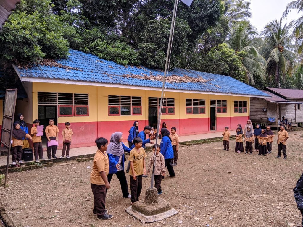 Para mahasiswa KKN UIN Antasari saat melatih pelaksanaan upacara bendera di SDN 1 Kindingan, Hantakan, HST (Foto:Tim KKN Desa Masugian)