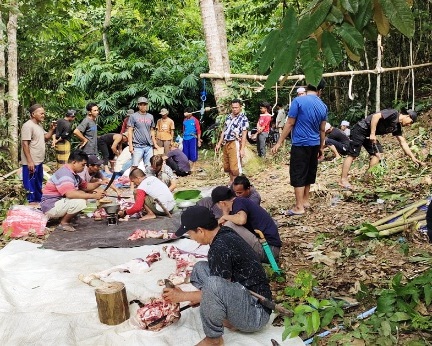 Para mahasiswa KKN UIN Antasari saat membantu kelancaran peringatan bulan maulid.