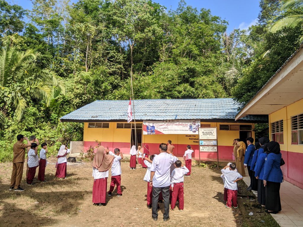 Para mahasiswa KKN UIN Antasari saat mengikuti Upacara Bendera di SDN 1 Kindingan, Hantakan, HST (Foto:Tim KKN Desa Masugian)