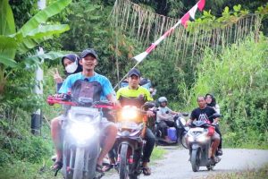 Para mahasiswa KKN saat diantar warga menggunakan sepeda motor menuju Dusun Baringan (Foto:Humas/Achmad Magfur)