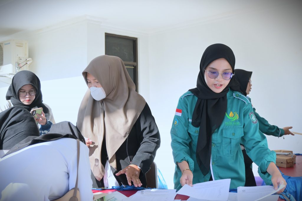 Para mahasiswa dan panitia saat membantu proses registrasi (Foto:Humas/Achmad Magfur)