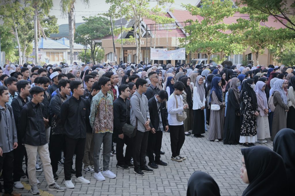 Para mahasiswa saat memenuhi halaman Gedung PSB Kampus 1 (Foto:Humas/Jamal Ripani)