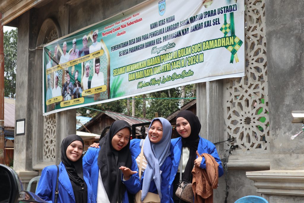 Para mahasiswi KKN saat ceria di lokasi transit sebelum menuju lokasi pengabdian (Foto:Humas/Achmad Magfur)