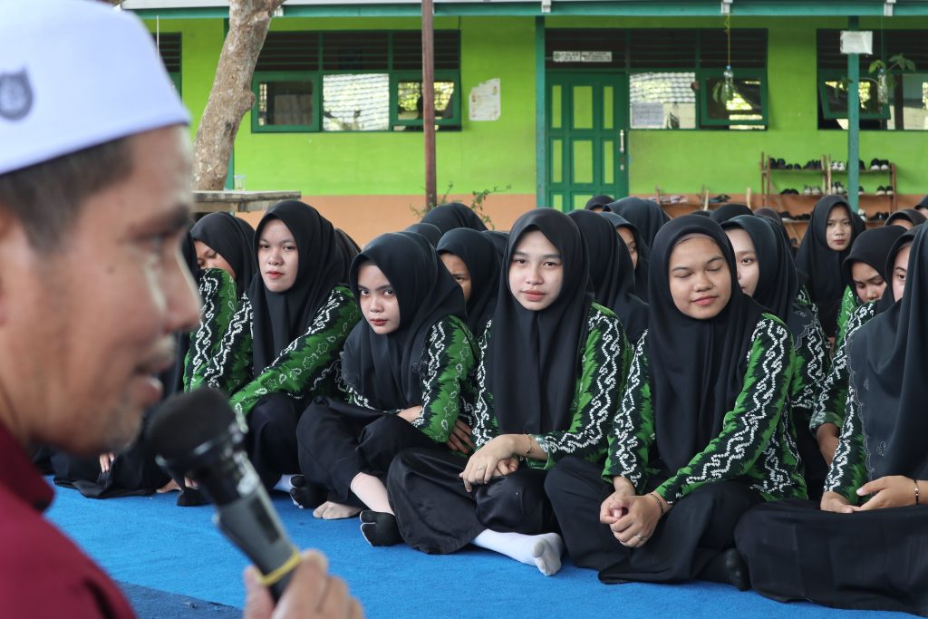 Para siswi saat mendengarkan arahan dari guru (Foto:Humas/Achmad Magfur)