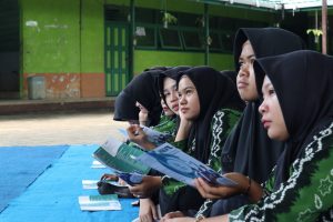 Para siswi saat mendengarkan serius sosialisasi (Foto:Humas/Achmad Magfur)