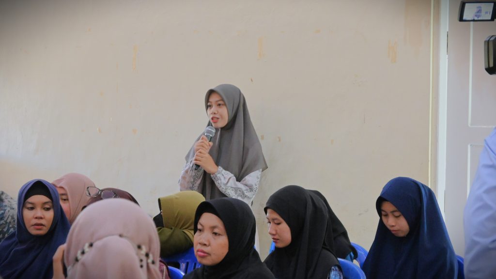 Para ustazah Ponpes Darul Hijrah Putri saat antusias bertanya (Foto:Humas/Jamal Ripani)