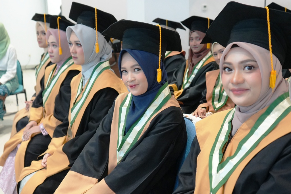 Para wisudawati ceria di wisuda sarjana ke-82 UIN Antasari (Foto Humas)