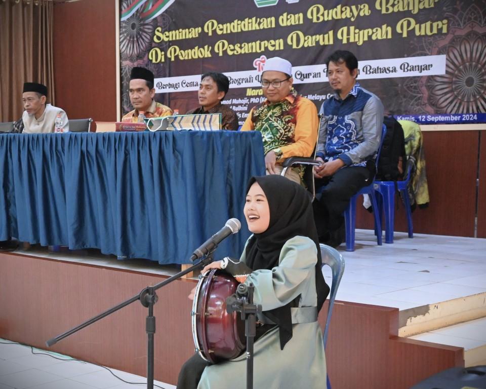 Penampilan madihin dari Chairunnisa Rasyida saat membuka LP2M Goes to Pesantren di Darul Hijrah Putri (Foto:Humas/Jamal Ripani)