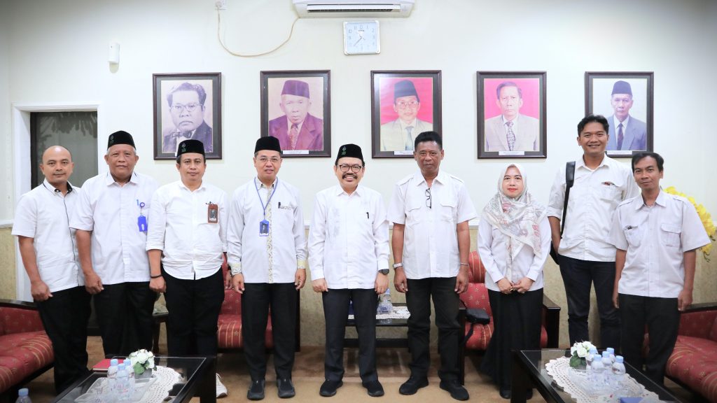 Pimpinan UIN Antasari saat berfoto bersama perwakilan BPPW Kalsel Kementerian PUPR RI (Foto:Humas/Achmad Magfur)