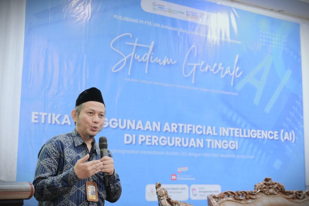 Prof. Dr. Eng. Wisnu Jatmiko, S.T., M.Kom. saat menjadi narasumber Studium Generale 2024 FTK UIN Antasari (Foto:Humas/Achmad Magfur)