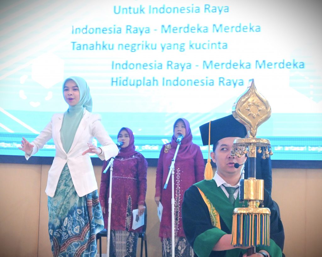 Radifa Nazhma Muntazhira saat memandu lagu Indonesia Raya untuk dinyanyikan bersama (Foto:Humas)