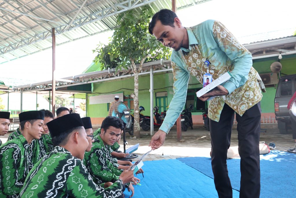 Rahmat Fadillah, S.H.I., M.H. saat membagikan brosur PMB UIN Antasari (Foto:Humas/Achmad Magfur)