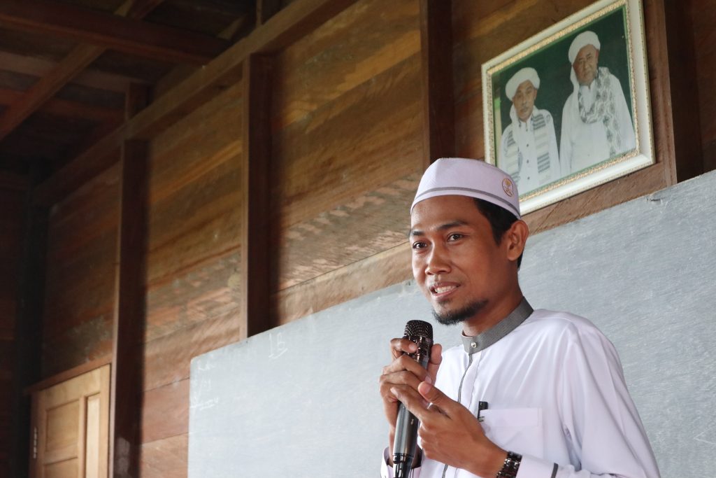 Rahmat Fadillah, S.H.I., M.H. saat mengenalkan Fakultas Syariah.