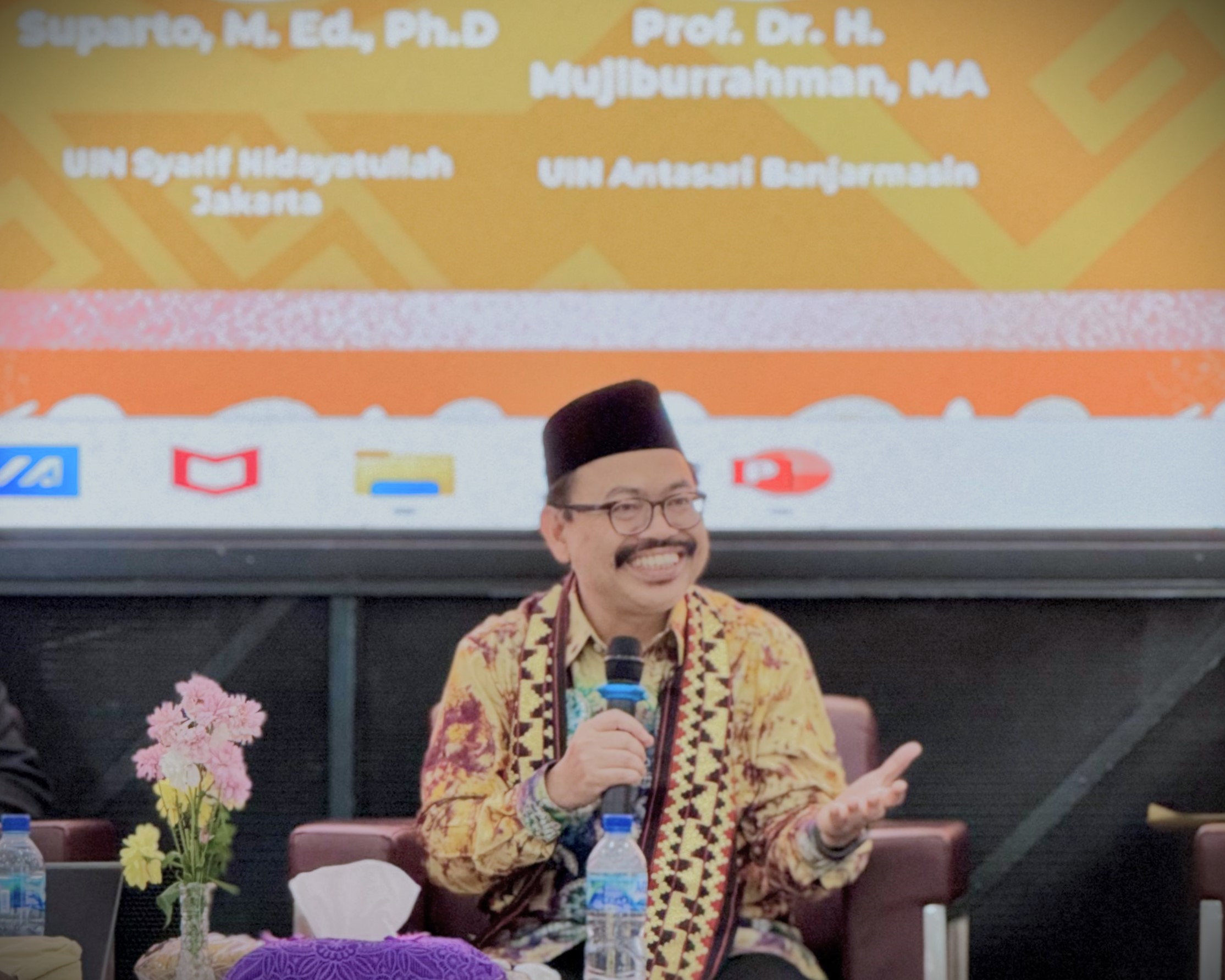 Rektor UIN Antasari Prof. Mujiburrahman saat berdialog dengan peserta ICDComm 2024 di UIN RIL.