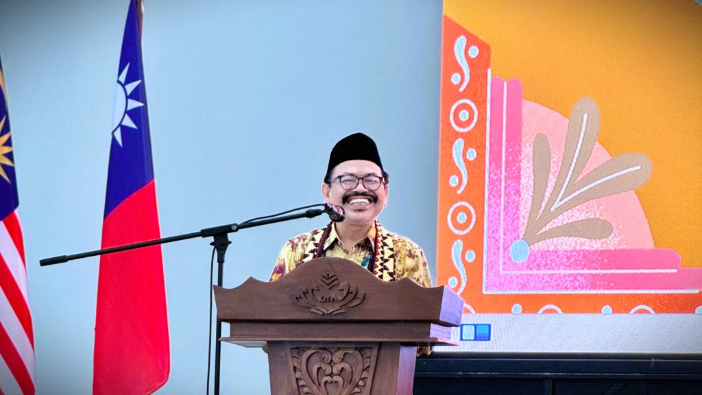 Rektor UIN Antasari Prof. Mujiburrahman saat menjadi pembicara di ICDComm Tahun 2024 di UIN RIL.