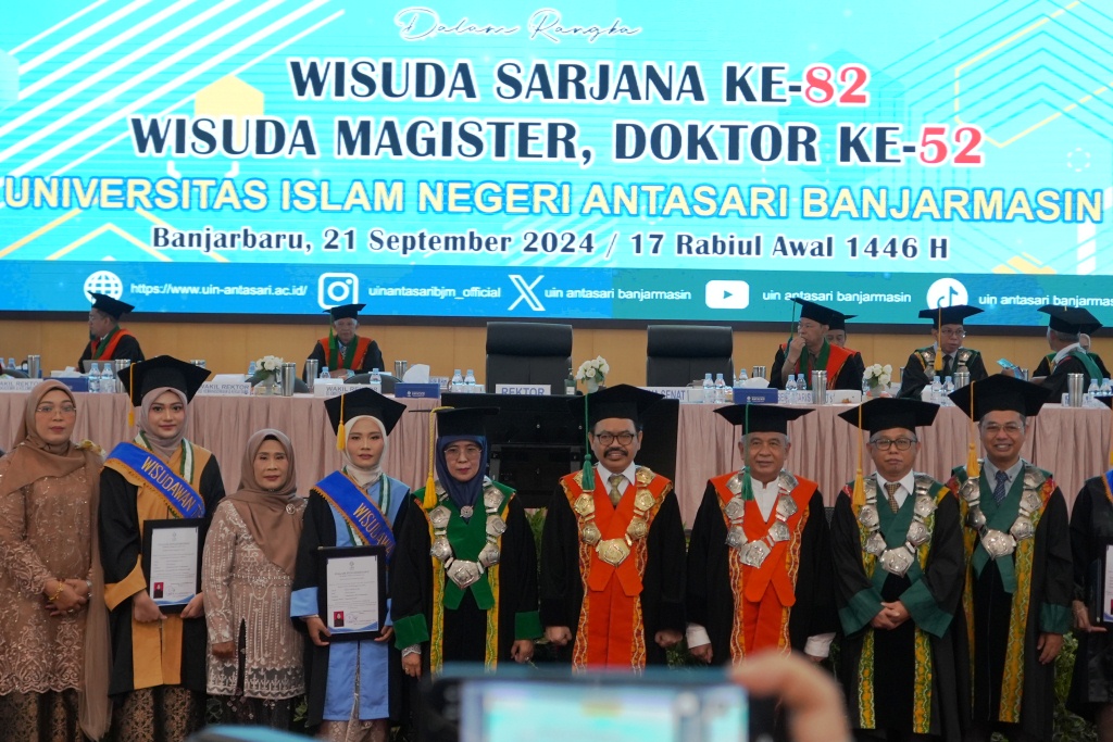 Rektor saat berfoto bersama dengan lulusan terbaik wisuda sarjana ke-82 (Foto Humas)