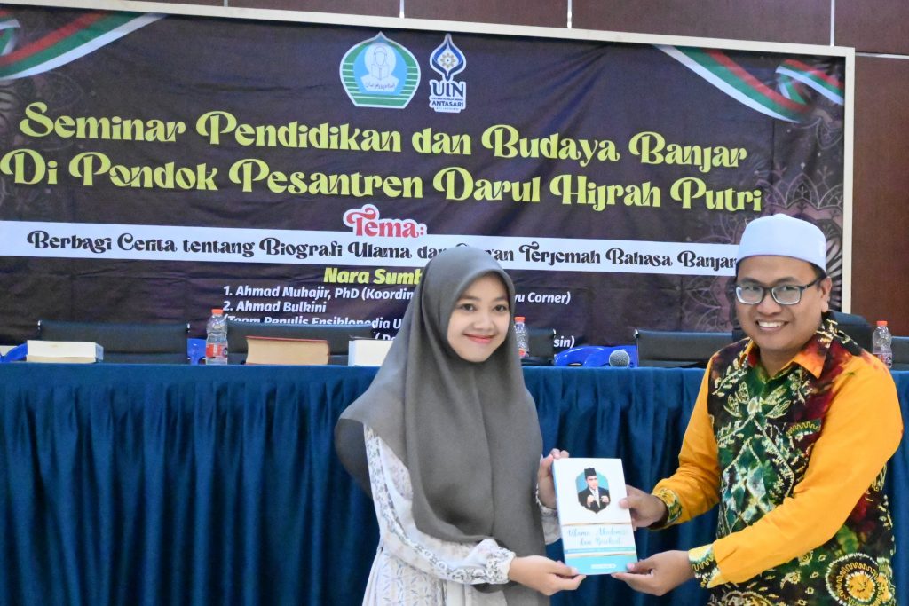 Salah satu ustazah Ponpes Darul Hijrah Putri saat mendapat hadiah dari panitia (Foto:Humas/Jamal Ripani)