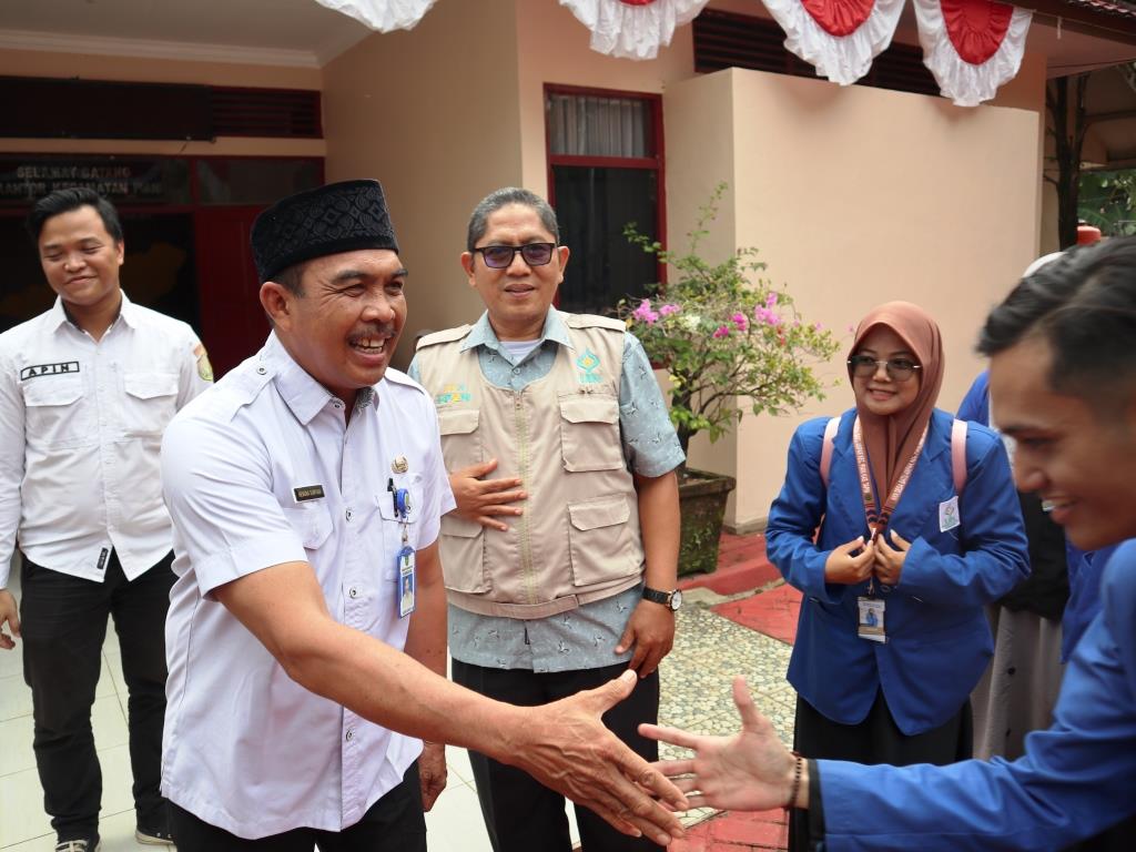 Sekcam Piani Hendra Suriadi, S.A.P. saat menyambut kedatangan para mahasiswa KKN (Foto:Humas/Achmad Magfur)