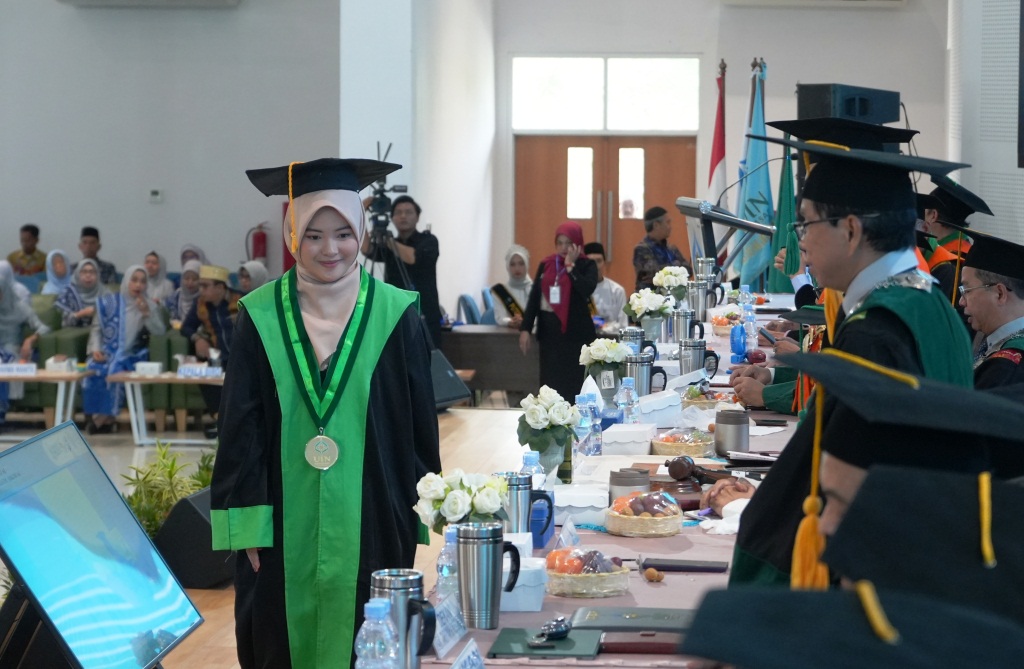 Siti Rahmah, S.Pd. usai diwisuda oleh Rektor UIN Antasari (Foto Humas)