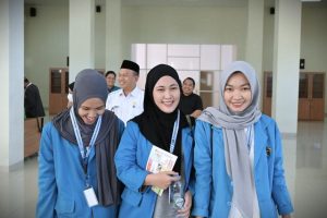 Siti Zahraini, Fina Hilmina Putri Rizqy, dan Ayu Mulyani saat tiba di lokasi acara pembekalan (Foto Humas Achmad Magfur) - Copy