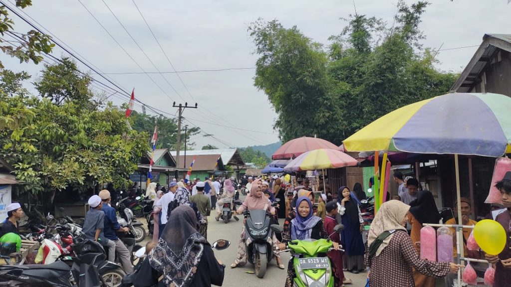 Suasana jalan yang ramai dipenuhi aktivitas warga.