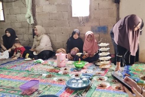 Suasana peringatan bulan maulid di bagian perempuan.