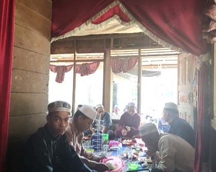 Suasana peringatan bulan maulid di salah satu rumah warga.