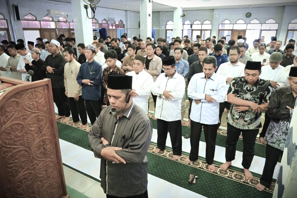 Suasana salat gaib untuk Almarhum Prof. H. A Fahmy Arief, M.A. (Foto Humas) - Copy