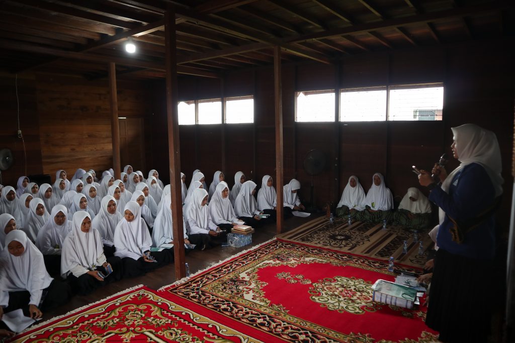 Suasana sosialisasi di Pondok Pesantren Raudatul Mutaallimin Putri.