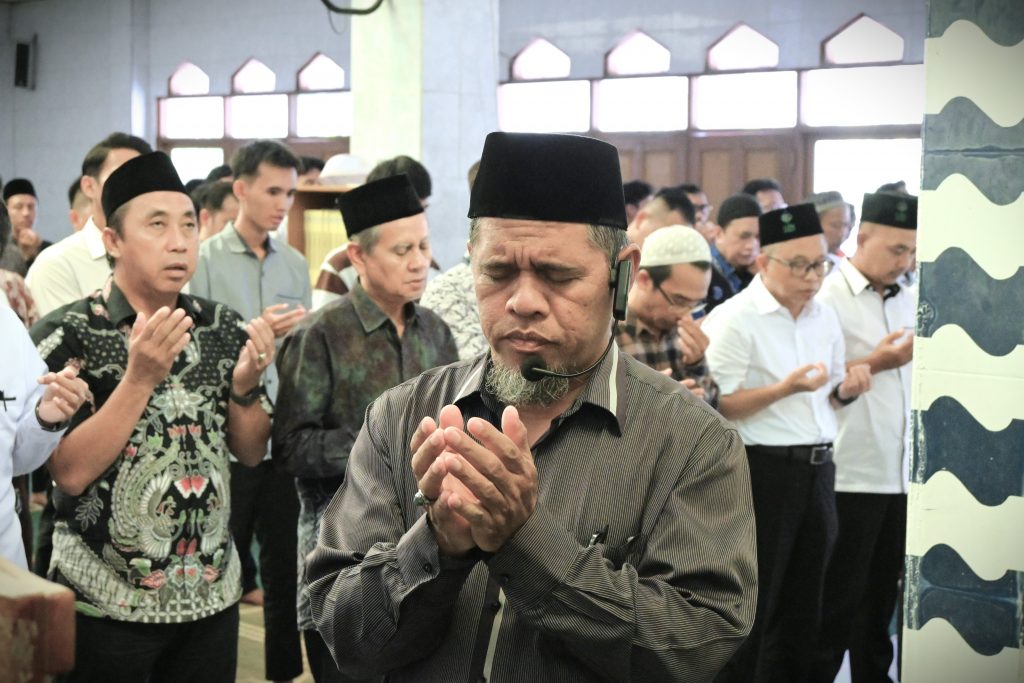 Tamjid Noor, S.Ag., M.Pd.I. saat memimpin salat gaib (Foto:Humas)