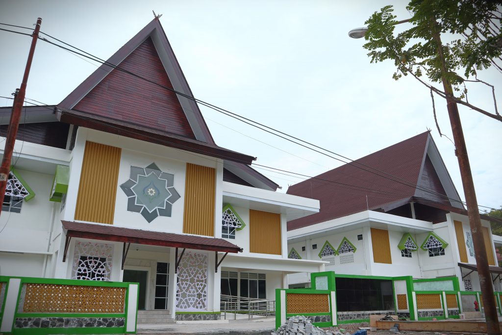 Tampak depan 2 gedung asrama baru Kampus 1 (Foto:Humas/Achmad Magfur)