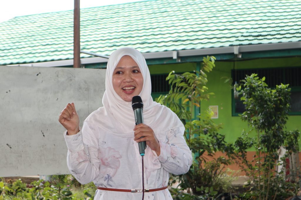 Tampil ceria, Husnul Khatimah, M.Ag. kenalkan Fakultas Ushuludin dan Humaniora (Foto:Humas/Achmad Magfur)