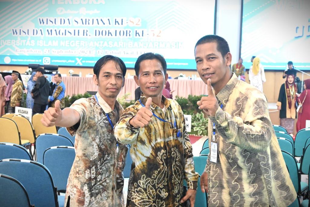 Tim perlengkapan panitia Wisuda Sarjana ke-82 dan 83 serta Pascasarjana ke-52 dan 53 UIN Antasari (Foto:Humas/Jamal Ripani)