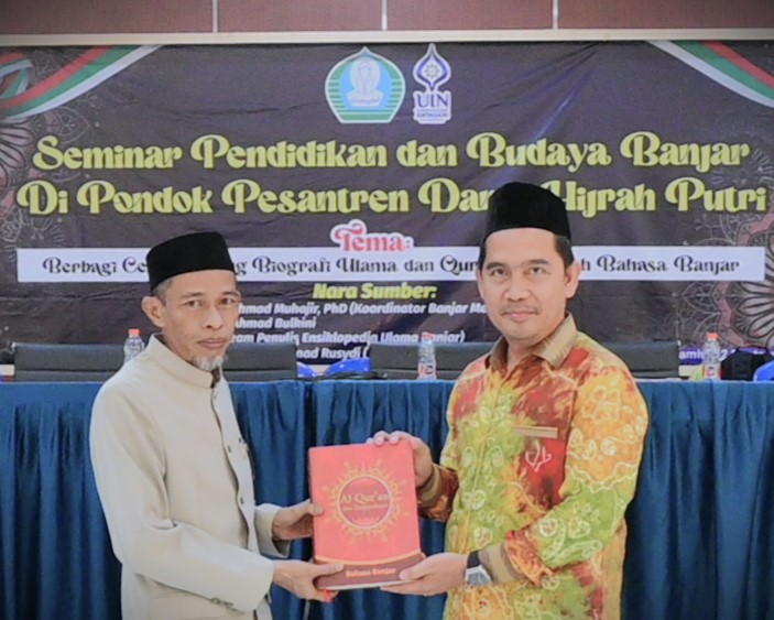 Wakil Pimpinan Ponpes Darul Hijrah Putri saat menerima Al-Quran Terjemah Bahasa Banjar (Foto:Humas/Jamal Ripani)