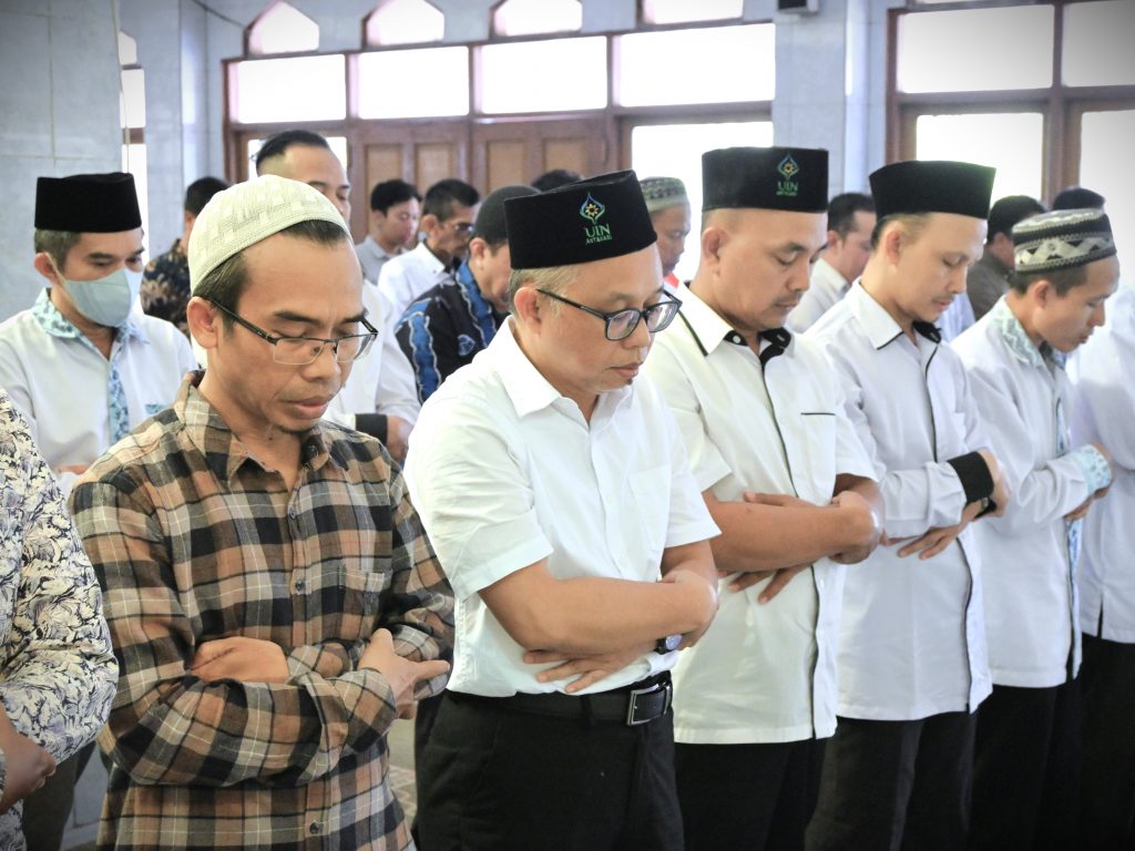 Wakil Rektor UIN Antasari Bidang Kemahasiswaan dan Kerja Sama Dr. Irfan Noor, M.Hum. (urutan kedua dari kiri) saat mengikuti salat gaib (Foto:Humas)