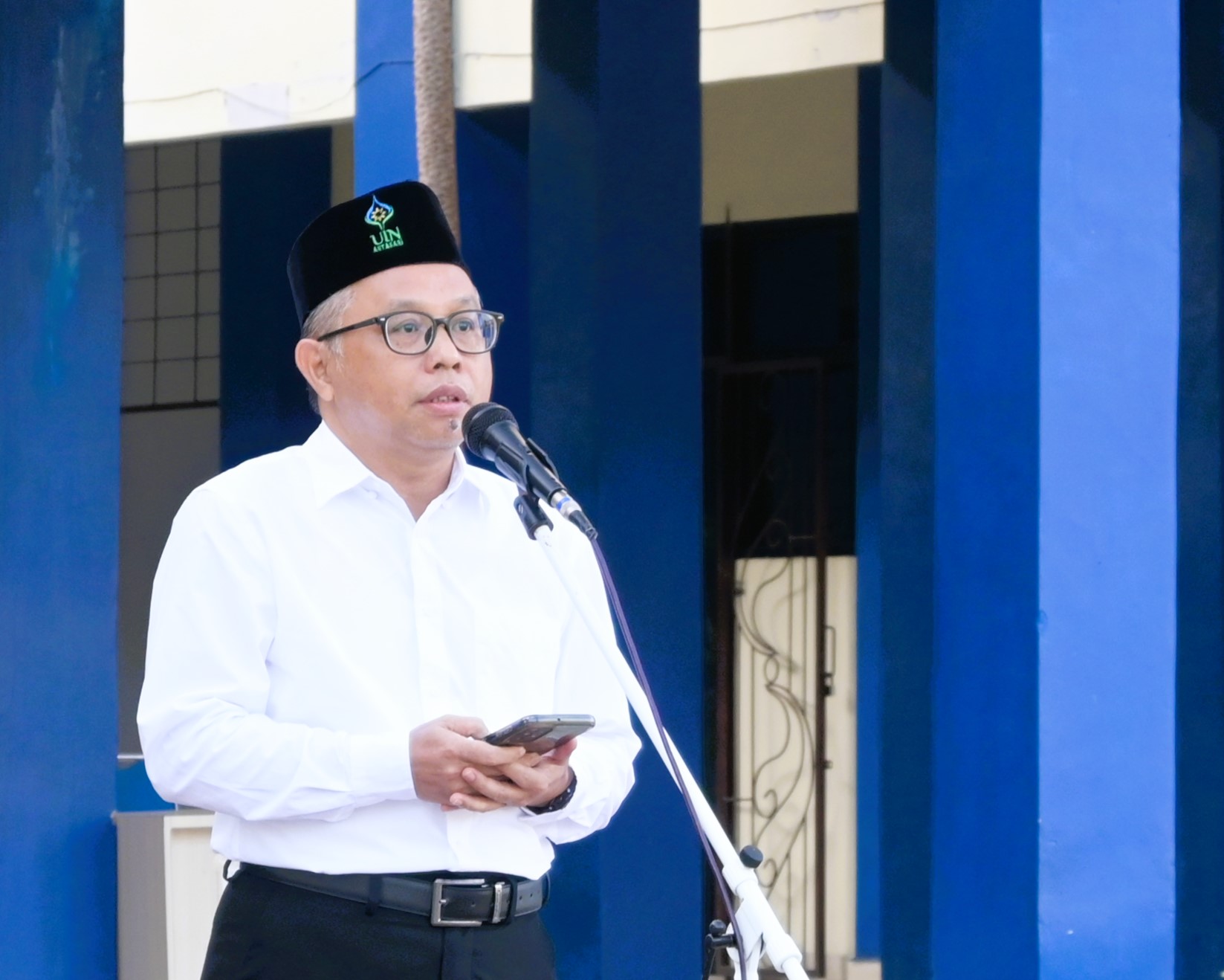 Wakil Rektor UIN Antasari Bidang Kemahasiswaan dan Kerja Sama saat menjadi pembina apel mingguan, 9 September 2024 (Foto:Humas/Jamal Ripani)